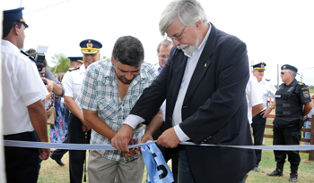 Ministro bonomi corta la cinta del nuevo destacamento policial
