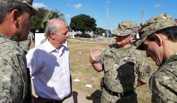 Javier García junto a militares durante patrullaje en la frontera