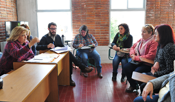 Ministra de Vivienda, Eneida de León, con representantes de la sociedad civil rochense