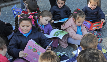 Niños leen en Plaza Independencia, en jornada "Al aire libro"