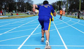 Competidor en la pista de atletismo Darwin Piñeyrúa