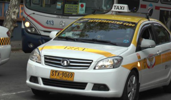 Taxi circulando en las calles de Montevideo