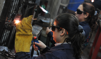 Jóvenes en taller de herrería