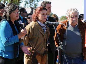 José Mujica, Delia Soria y Patricia Ayala hablando en acto