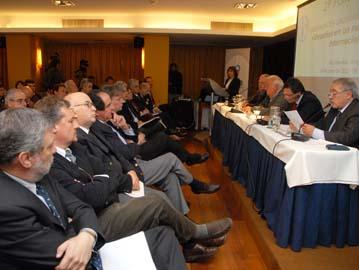 Vista de mesa de disertantes y primera fila de público