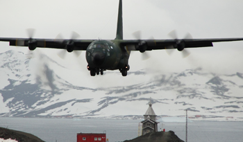 Avión Hércules. Foto: Instituto Antártico Uruguayo Avión Hércules. Foto: Instituto Antártico Uruguayo