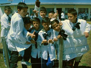 Niños y niñas de escuela rural
