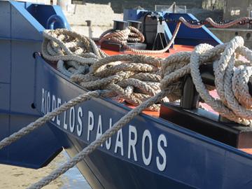 Foto de barco amarrado al puerto