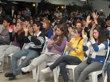 Jóvenes aplaudiendo