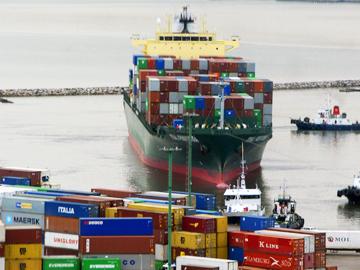 Barco con contenedores