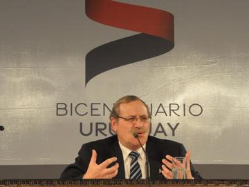 Ministro Ehrlich hablando