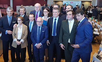 Delegados del Mercosur y comisarios de la Unión Europea tras confirmación del acuerdo