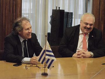 Canciller Luis Almagro junto al viceministro de Relaciones Exteriores de Georgia, David Jalagabia