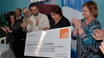 Ministra de Turismo entrega en Conchillas premio Pueblo Turístico del Año. Foto: Intendencia de Colonia
