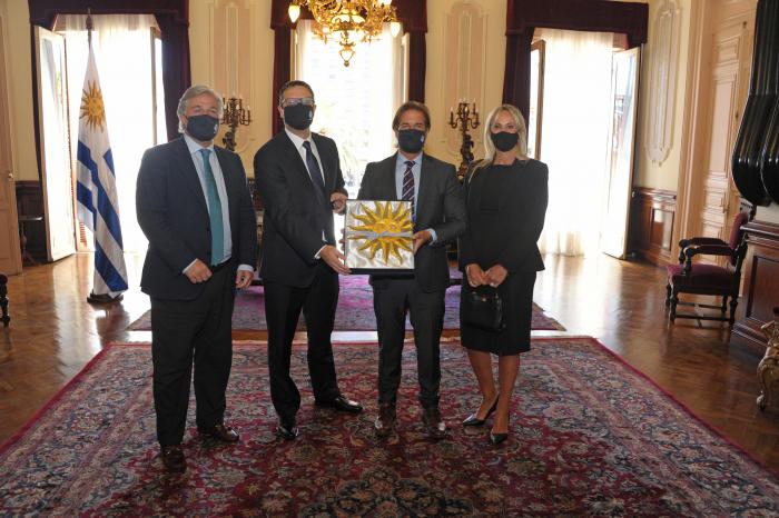 Presidente Lacalle Pou entregó pabellón nacional y cartas credenciales a los embajadores en Ecuador, Italia y Perú