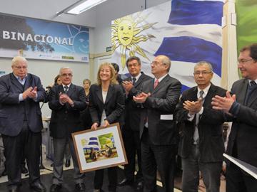 Autoridades en telecentro binacional en la ciudad brasileña de Santana do Livramento