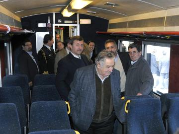Presidente Mujica en tren de pasajeros de AFE
