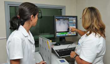 Personal de salud trabajando