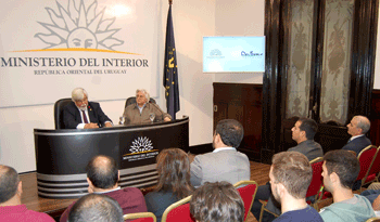 Ministro del Interior, Eduardo Bonomi y director de Talleres Don Bosco, Padre Pedro Incio