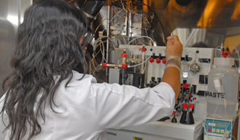 Técnico trabajando en laboratorio