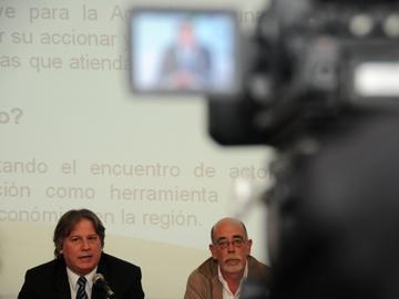 Autoridades y cámara de filmación