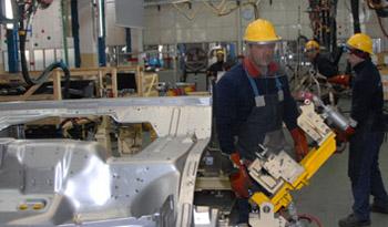 Trabajadores en fábrica de automóviles