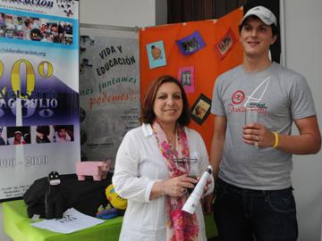 Intendenta Ana Olivera junto a joven en la muestra