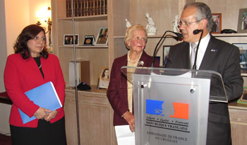 Ana Olivera y Belela Herrera reciben condecoración de embajada de Francia en Uruguay
