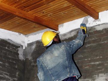 Obrero trabajando en reacondicionamiento de vivienda