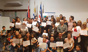 Estudiantes de la primera generación de egresados con su reconocimiento