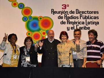 Foto de familia de encuentro de directores de radios públicas de América Latina y El Caribe