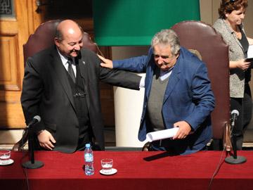 Presidente José Mujica recibiendo distinción