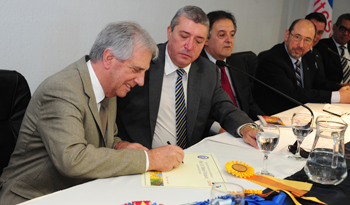 Presidente Tabaré Vázquez recibe obsequio luego de la firma del convenio entre la CHSC y la empresa CUTCSA