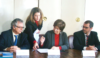 Autoridades en firma de convenio entre AUCI, OEA y MIDES