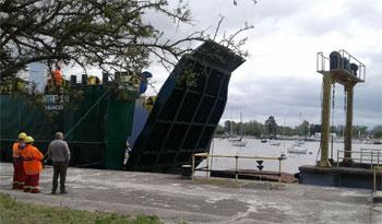 Barco carguero en puerto José Carbajal el Sabalero, de Juan Lacaze