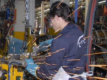 Persona trabajando en soldadura