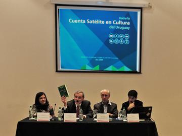 Autoridades en la presentación de datos sobre la actividad cultural Autoridades en la presentación de datos sobre la actividad cultural