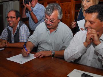 Autoridades firmando convenio