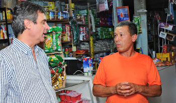 Álvaro García con pequeño comerciante de Rivera