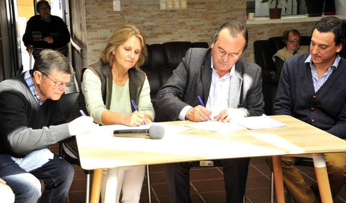 Ministro de Transporte y Obras Públicas, José L. Falero en la firma de convenios 