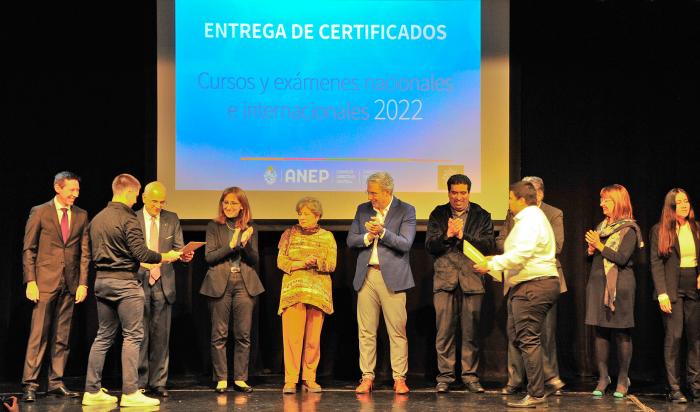 Autoridades de la ANEP hacen entrega de certificados a quienes finalizaron los cursos 
