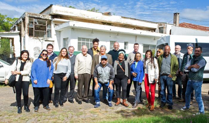 Presidente del Inacoop Martín Fernández junto a emprendedores de Rivera