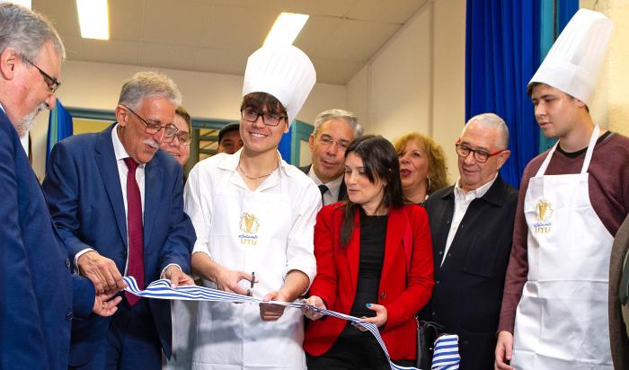 Autoridades y estudiantes del centro cortan la cinta inaugural