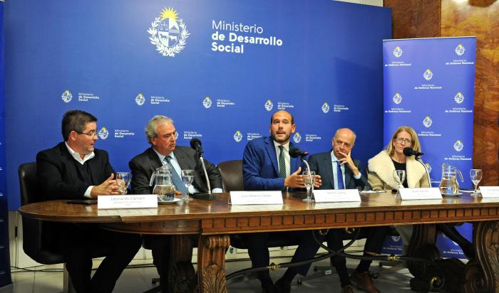 Autoridades en conferencia de prensa
