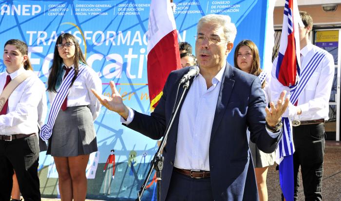 Presidente de la ANEP, Robert Silva, durante los festejos por el 35.° aniversario del liceo rural de Baltasar Brum
