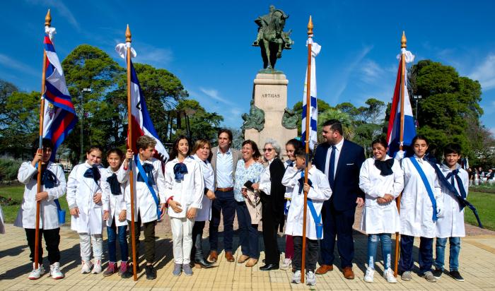 Presidente Luis Lacalle Pou junto a escolares y maestras en la plaza de la ciudad