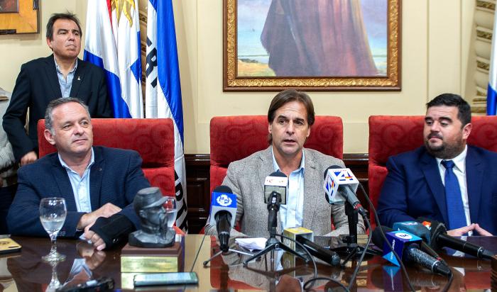 Presidente Luis Lacalle Pou junto al secretario de Presidencia Álvaro Delgado e intendente de Paysandú, Nicolás Olivera, durante la conferencia de prensa