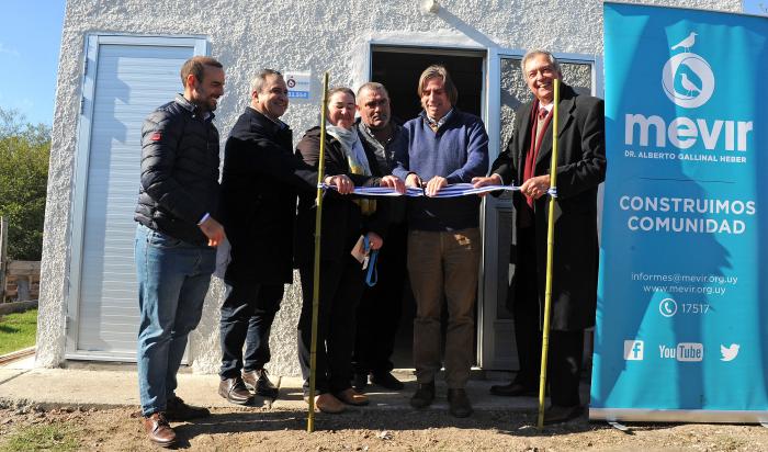 Autoridades de Mevir y Ministerio de Ganadería, Agricultura y Pesca durante una de las inauguraciones