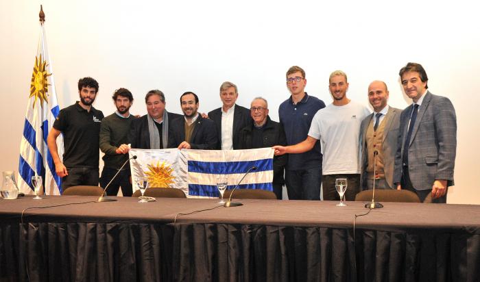 Entrega del pabellón nacional a remeros que compiten en Suiza