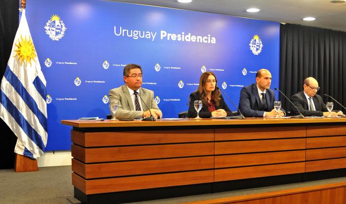 Autoridades en conferencia de prensa